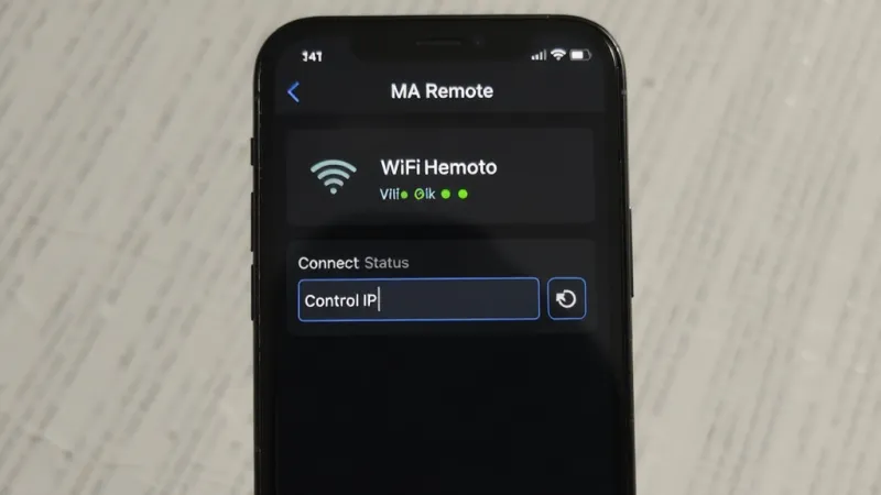 一张展示 MA Remote 连接设置界面的手机截图，画面主体是手机屏幕上的网络配置页面，布局为上方显示WiFi名称下方显示控台IP输入框，风格为深色UI，细节包括连接状态指示灯和刷新按钮，画质清晰，干净，无多余元素
