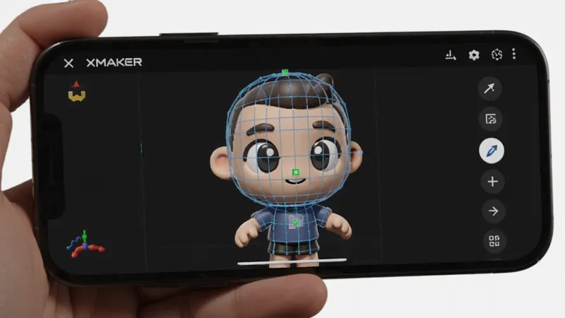 一张展示XMAKER在手机上运行3D建模操作的图片，画面中一只手拿着手机，屏幕上显示着一个正在被编辑的卡通角色模型，模型表面有蓝色的编辑网格线，背景是简洁的深色UI界面，风格真实，画质干净