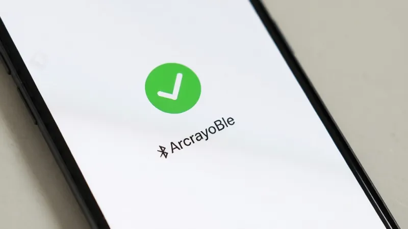 ArcrayoBle 手机屏幕显示蓝牙配对成功界面，绿色对勾图标和已连接设备名称，白色背景，简洁现代风格，画质干净清晰