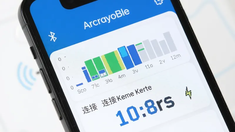 ArcrayoBle 手机界面展示蓝牙连接状态监控面板，信号强度条形图和连接时长数字清晰可见，蓝色白色配色，扁平化设计，画质干净无多余元素