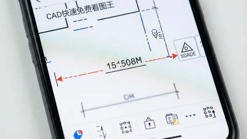 手机屏幕特写，显示“CAD快速免费看图王”软件中的测量工具界面，图纸上有一条测量线显示距离数值，旁边有角度标注图标，界面底部有工具栏，背景是浅色，画质清晰，无杂乱元素