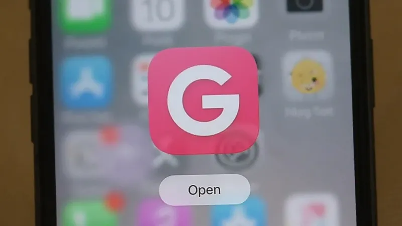 Girl go 在手机上的安装完成界面,屏幕显示应用图标为粉色圆角矩形,中间有白色字母G,下方有打开按钮,背景是手机桌面,画质清晰,无多余元素