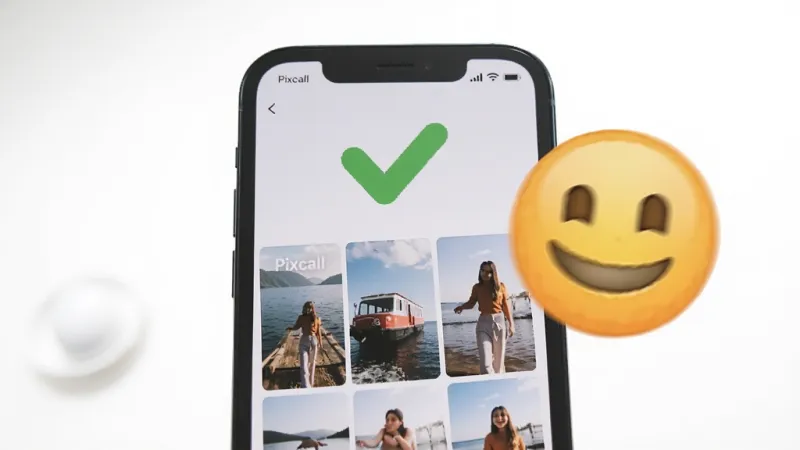 一张展示Pixcall清爽界面的图片,画面中一部手机屏幕内,Pixcall应用界面显示图片网格,屏幕上方有一个大大的对勾符号代表无广告,屏幕旁边有一个笑脸表情,背景是明亮的白色,风格极简清新,画质干净,无多余元素
