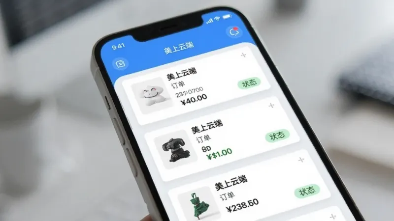 美上云端商品订单管理界面展示图，画面主体是手机屏幕特写，屏幕中显示商品列表和订单卡片，每个卡片上有商品缩略图、名称、价格和状态标签，界面排版整齐，采用蓝白配色，背景虚化处理，风格简洁现代，画质清晰干净，图片中文字包含“美上云端”