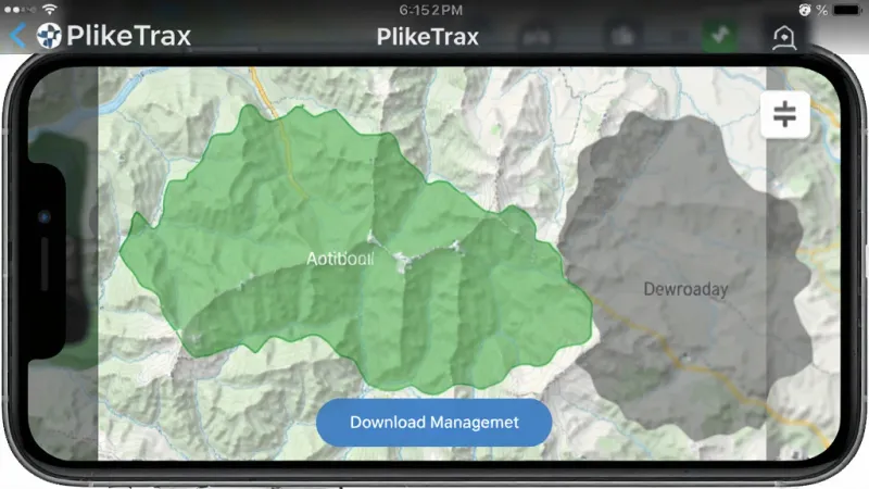 一张展示PlikeTrax离线地图功能的手机界面截图，画面中是一张山区地形图，地图上有已下载区域的绿色标记和未下载区域的灰色标记，下方有下载管理按钮，界面风格简洁实用，画质干净无多余元素，画面中包含文字