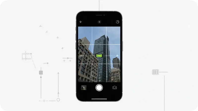 Dolewa Camera 构图辅助功能展示图,手机屏幕取景框内叠加三分构图网格线,画面中央有一条水平仪参考线,取景内容为城市建筑,界面简洁,白色线条纤细清晰,风格实用主义,画质干净,无多余元素